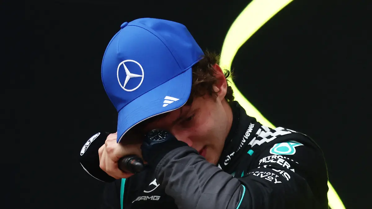 Formula One F1 - Chinese Grand Prix - Shanghai International Circuit, Shanghai, China - March 15, 2026 Mercedes' Andrea Kimi Antonelli celebrates after winning the Chinese Grand Prix REUTERS/Jakub Porzycki