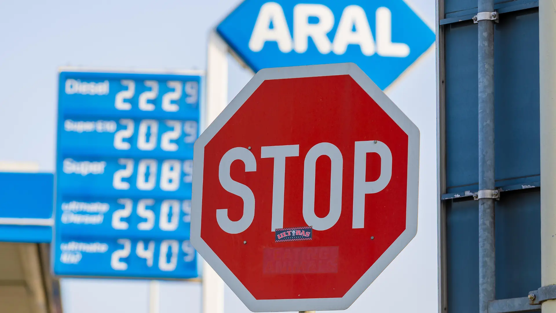 Die Kraftstoffpreise steigen weiter deutlich an. An einer Tankstelle an der Bundesstraße B9 in Bonn-Bad Godesberg liegen alle angebotenen Kraftstoffsorten über der Marke von zwei Euro pro Liter. Der Diesel Kraftsoffe übersteiegen die Benzin Sorten Angesichts der stark gestiegenen Energiepreise werden in der politischen Diskussion weiterhin Forderungen nach einem staatlichen Tankrabatt laut.