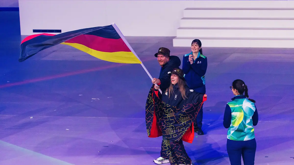 Die deutschen Fahnenträger Christoph Schmiedt und Andrea Rothfuss.