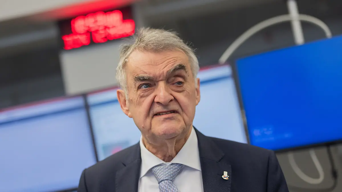 Herbert Reul (CDU) droht den Fußballclubs mit Rechnungen für Polizeikosten (Archivbild).