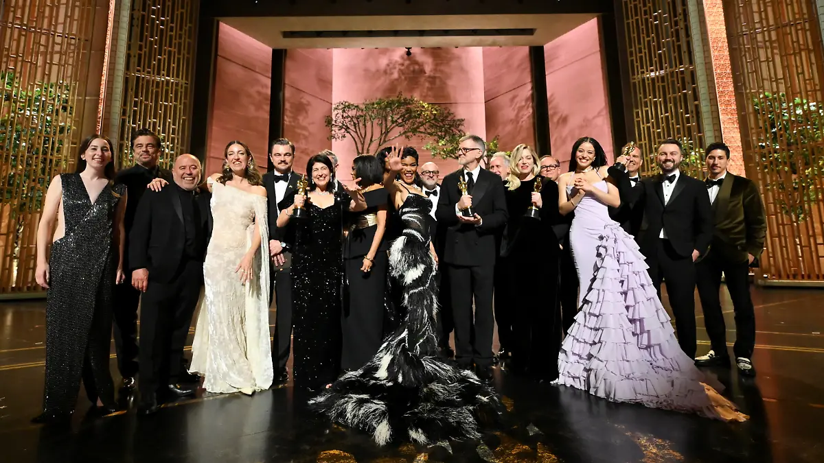 Regisseur Paul Thomas Anderson und sein Ensemble posieren nach dem Gewinn des Oscars für den besten Film für „One Battle After Another” auf der Bühne.