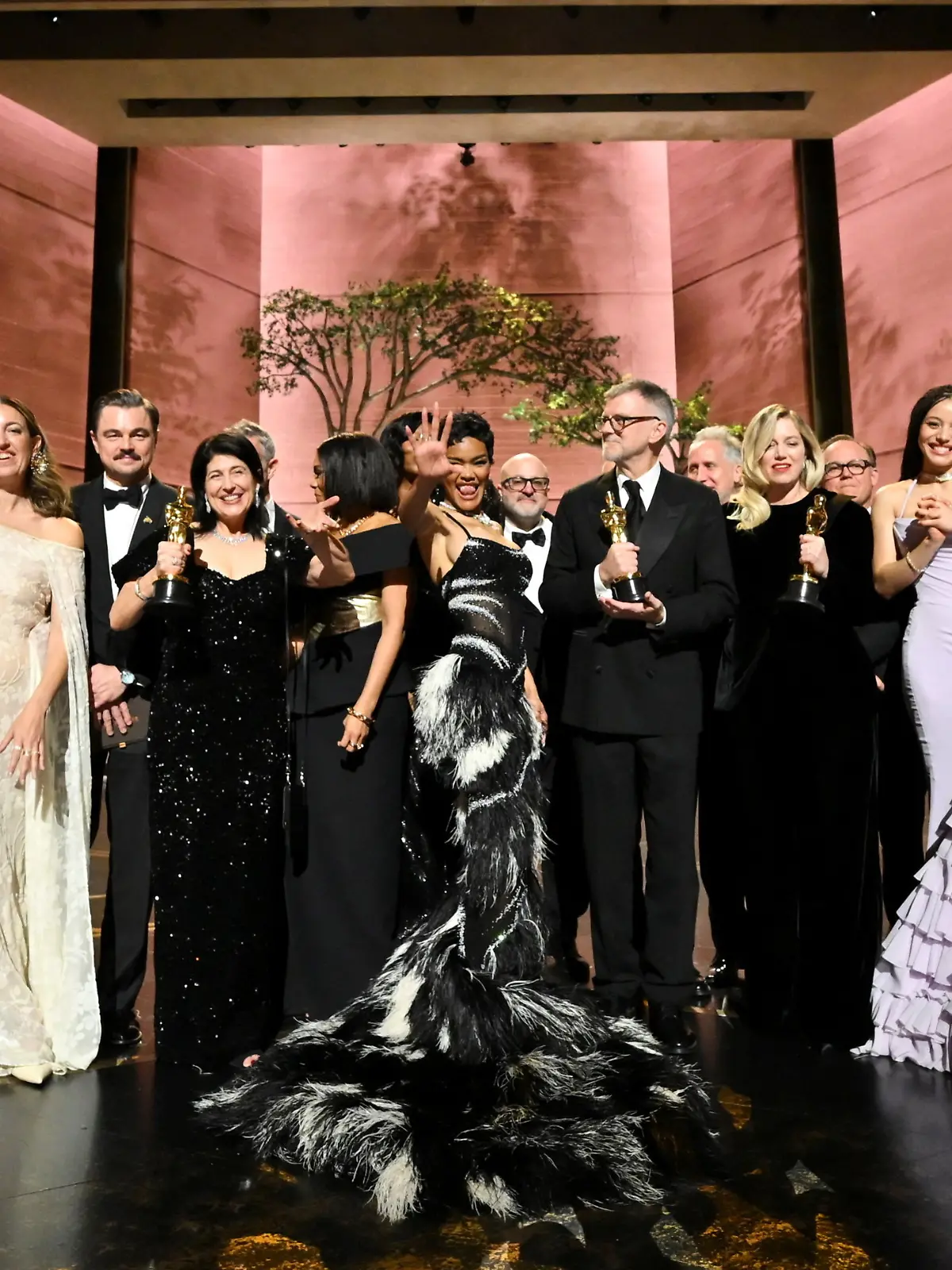 Regisseur Paul Thomas Anderson und sein Ensemble posieren nach dem Gewinn des Oscars für den besten Film für „One Battle After Another” auf der Bühne.