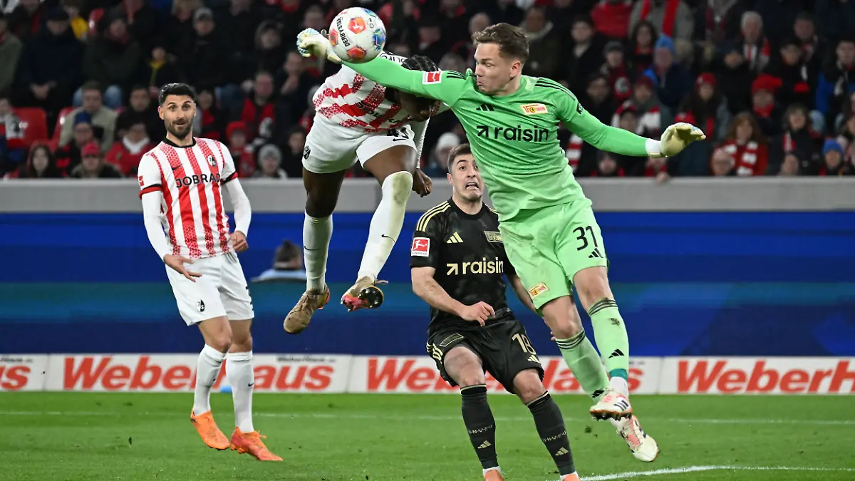 15.03.2026, xjhx, Fussball 1.Bundesliga, SC Freiburg - 1.FC Union Berlin v.l. Bruno Ogbus SC Freiburg Matheo Raab 1. FC Union Berlin Zweikampf, Aktion, action, battle for the ball DFL/DFB REGULATIONS PROHIBIT ANY USE OF PHOTOGRAPHS as IMAGE SEQUENCES and/or QUASI-VIDEO Freiburg *** 15 03 2026, xjhx, Soccer 1 Bundesliga, SC Freiburg 1 FC Union Berlin v l Bruno Ogbus SC Freiburg Matheo Raab 1 FC Union Berlin Zweikampf, Aktion, action, battle for the ball DFL DFB REGULATIONS PROHIBIT ANY USE OF PHOTOGRAPHS as IMAGE SEQUENCES and or QUASI VIDEO Freiburg