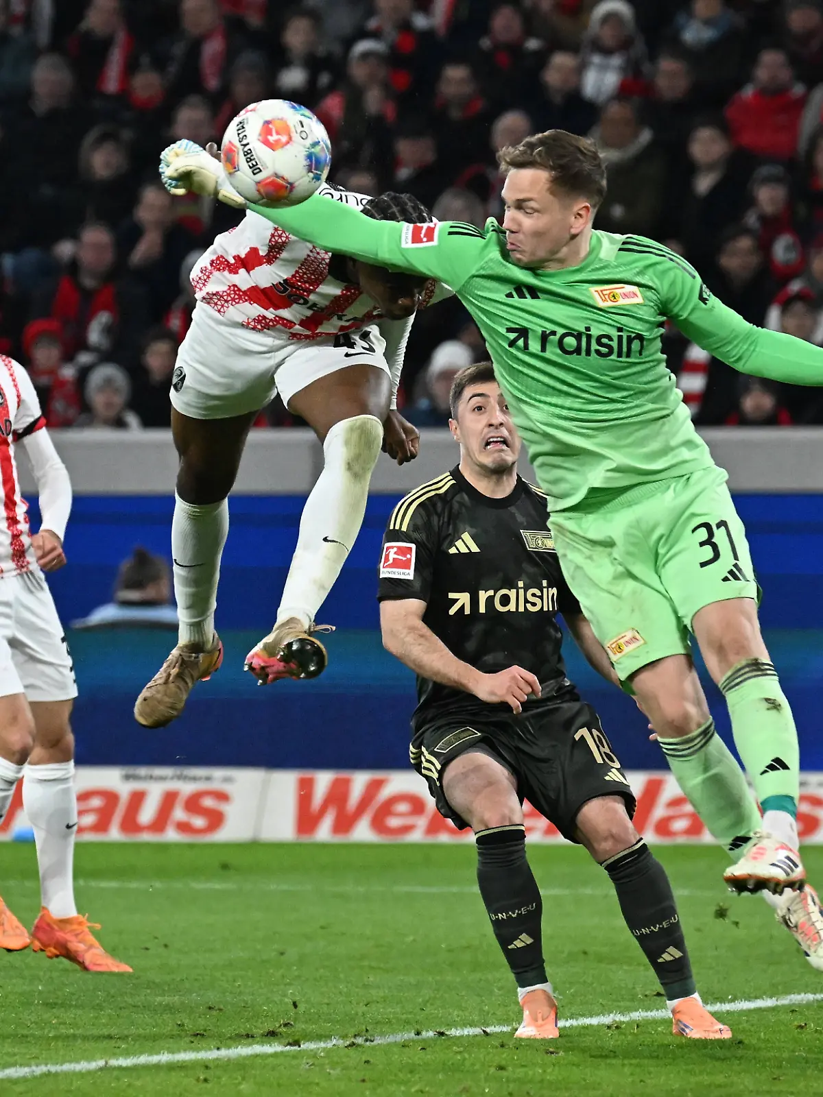 15.03.2026, xjhx, Fussball 1.Bundesliga, SC Freiburg - 1.FC Union Berlin v.l. Bruno Ogbus SC Freiburg Matheo Raab 1. FC Union Berlin Zweikampf, Aktion, action, battle for the ball DFL/DFB REGULATIONS PROHIBIT ANY USE OF PHOTOGRAPHS as IMAGE SEQUENCES and/or QUASI-VIDEO Freiburg *** 15 03 2026, xjhx, Soccer 1 Bundesliga, SC Freiburg 1 FC Union Berlin v l Bruno Ogbus SC Freiburg Matheo Raab 1 FC Union Berlin Zweikampf, Aktion, action, battle for the ball DFL DFB REGULATIONS PROHIBIT ANY USE OF PHOTOGRAPHS as IMAGE SEQUENCES and or QUASI VIDEO Freiburg