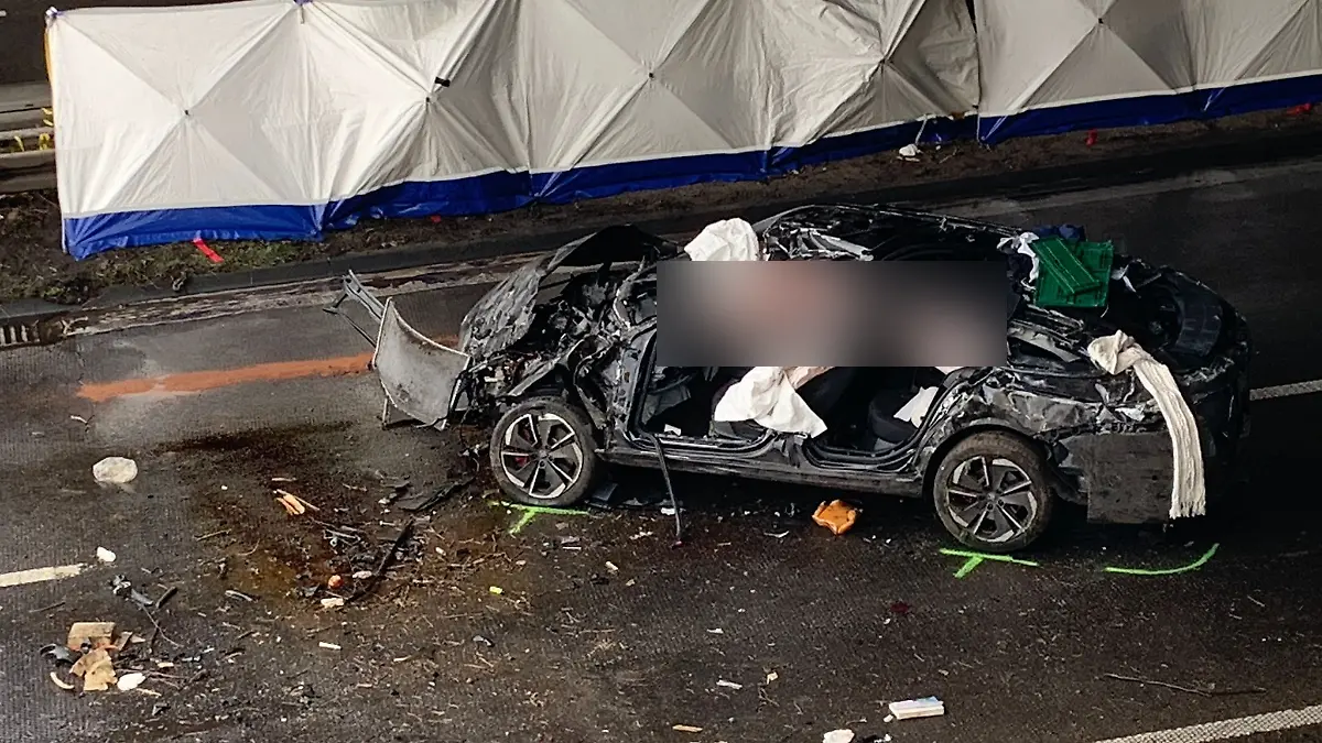 Das Unfallauto ist nach dem schweren Crahs auf der A57 völlig zertrümmert.