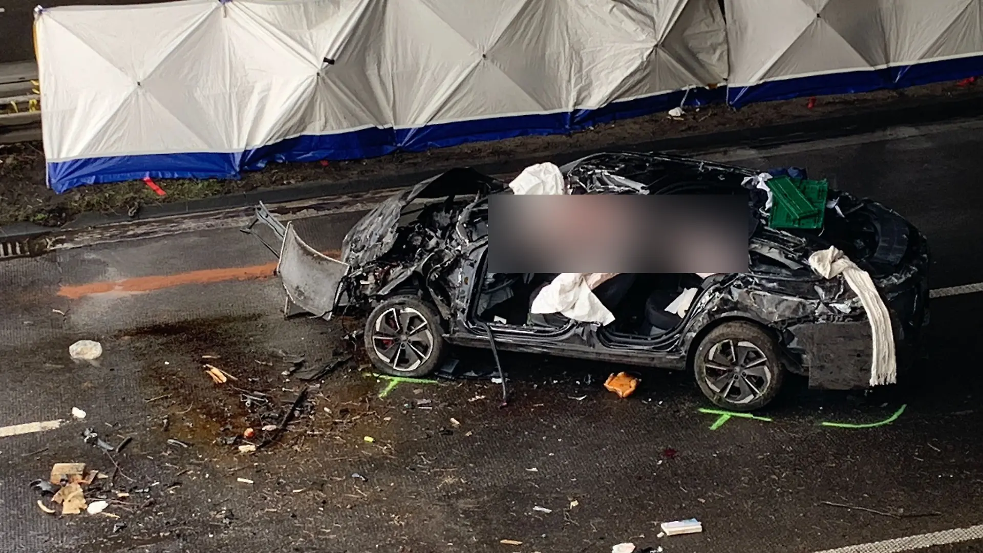 Das Unfallauto ist nach dem schweren Crahs auf der A57 völlig zertrümmert.