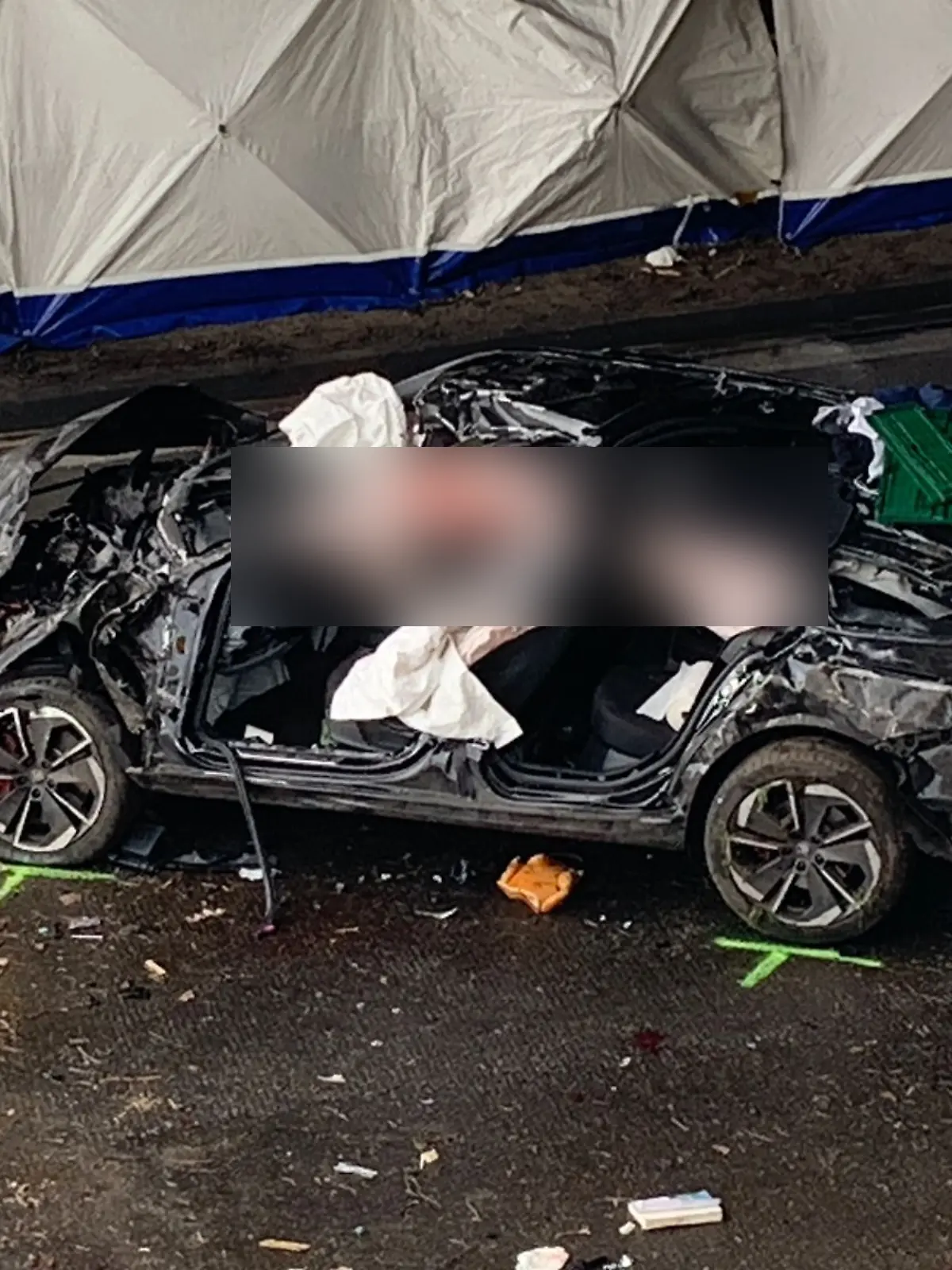 Das Unfallauto ist nach dem schweren Crahs auf der A57 völlig zertrümmert.