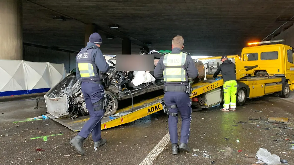 Die A57 in Köln ist nach einem schweren Unfall gesperrt, die Polizei ist vor Ort.