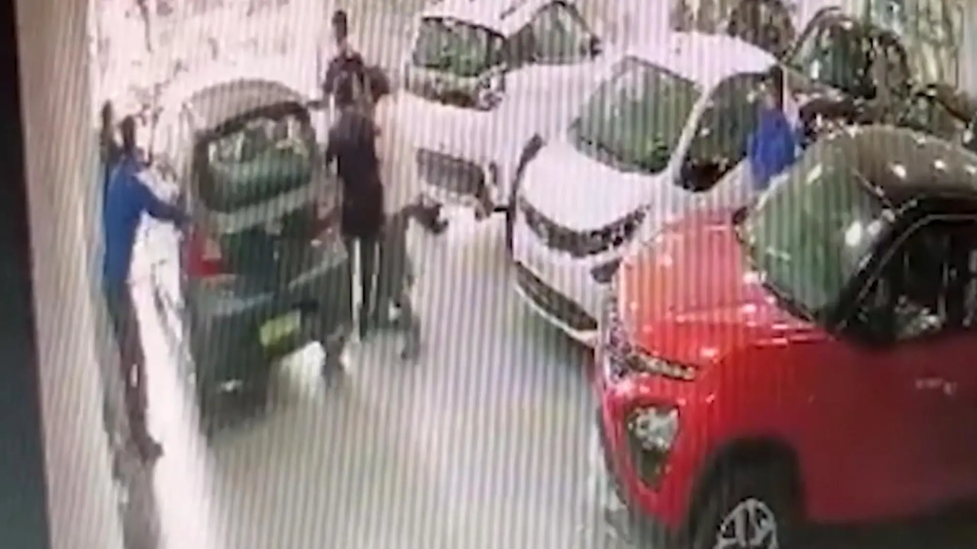 Käufer schrottet Neuwagen Auto fährt aus Obergeschoss