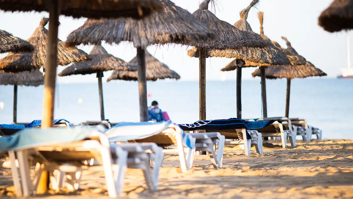 Für zwei Liegen und einen Schirm muss man am Strand von El Arenal mit 25-30 Euro rechnen.