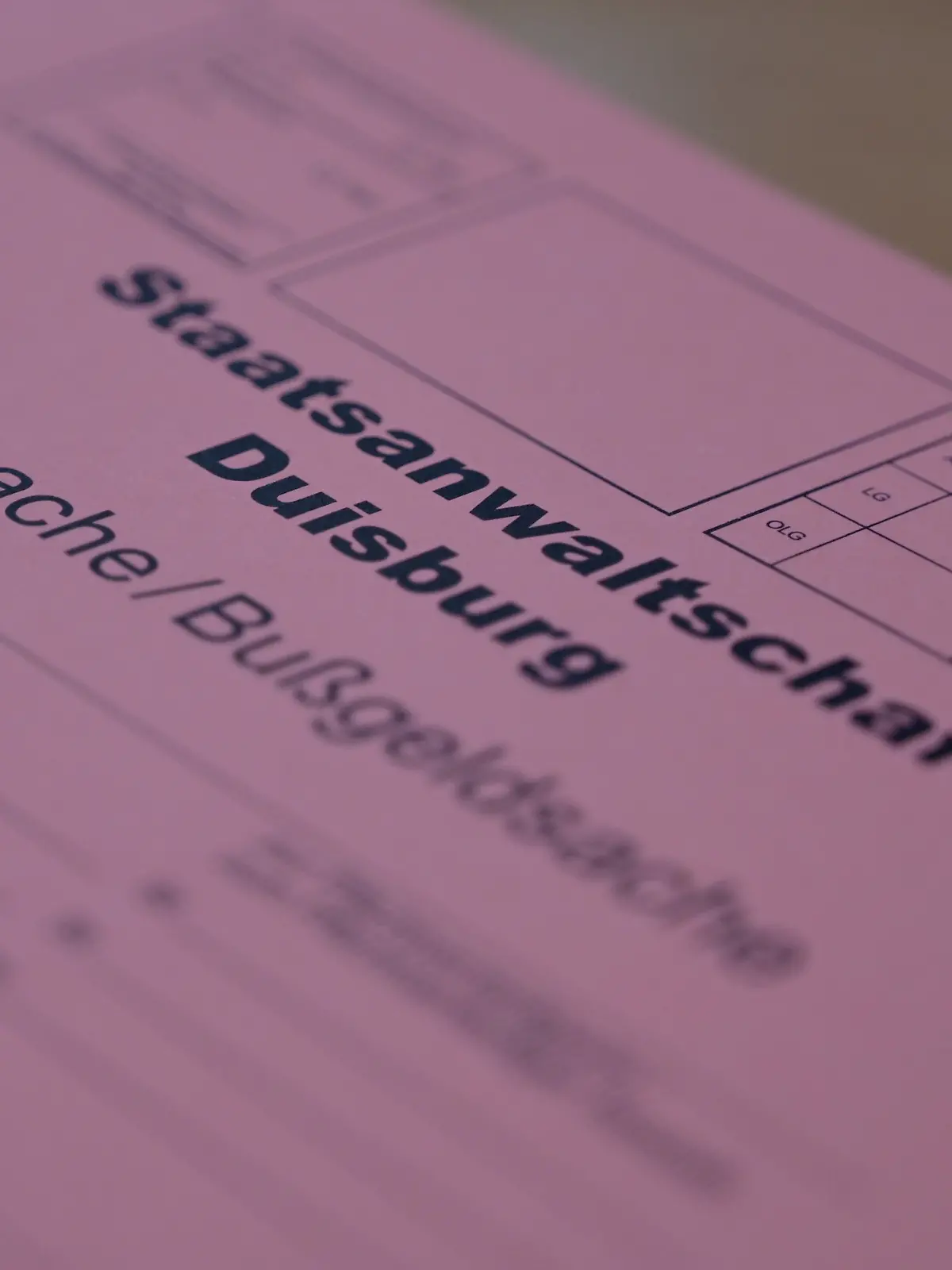 ARCHIV - 03.02.2022, Nordrhein-Westfalen, Duisburg: Eine Akte der Staatsanwaltschaft Duisburg liegt auf einem Tisch. (zu dpa: «Missbrauchs-Anklage gegen Chefarzt für Jugendpsychiatrie») Foto: Caroline Seidel-Dißmannel/dpa +++ dpa-Bildfunk +++