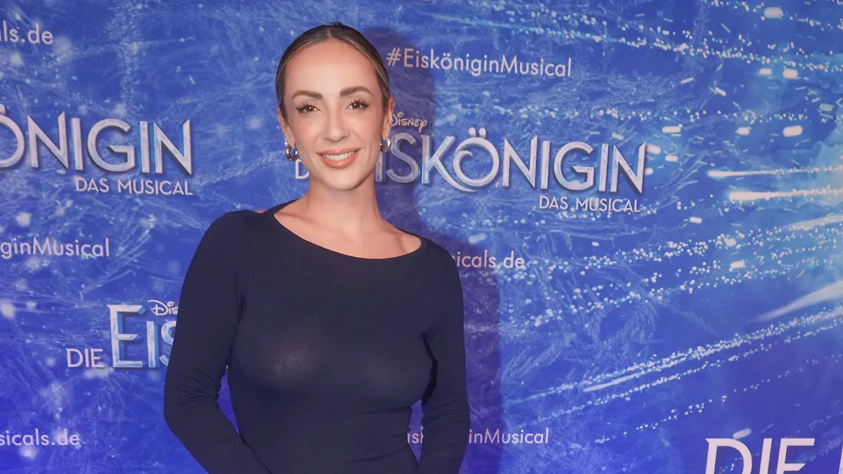 Blauer Teppich und Schneefall, Premiere zum Musical Disneys Die Eiskoenigin mit Promis am blauen Laufsteg.