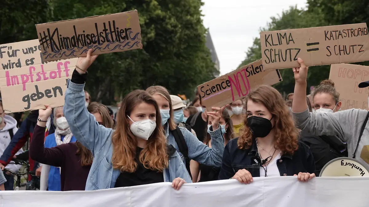 23.07.2021, Hamburg: Die Klimaaktivistinnen Luisa Neubauer (l) und Annika Rittmann, Sprecherin FFF Hamburg, nehmen an der Demonstration des Bündnisses Fridays for Future teil. Das Bündnis Fridays for Future demonstriert bundesweit für mehr Klimaschutz und Konsequenzen nach der Hochwasserkatastrophe. Foto: Luise Evers/dpa +++ dpa-Bildfunk +++