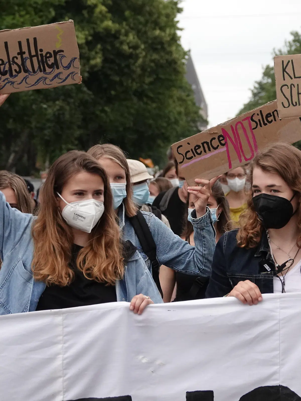 23.07.2021, Hamburg: Die Klimaaktivistinnen Luisa Neubauer (l) und Annika Rittmann, Sprecherin FFF Hamburg, nehmen an der Demonstration des Bündnisses Fridays for Future teil. Das Bündnis Fridays for Future demonstriert bundesweit für mehr Klimaschutz und Konsequenzen nach der Hochwasserkatastrophe. Foto: Luise Evers/dpa +++ dpa-Bildfunk +++
