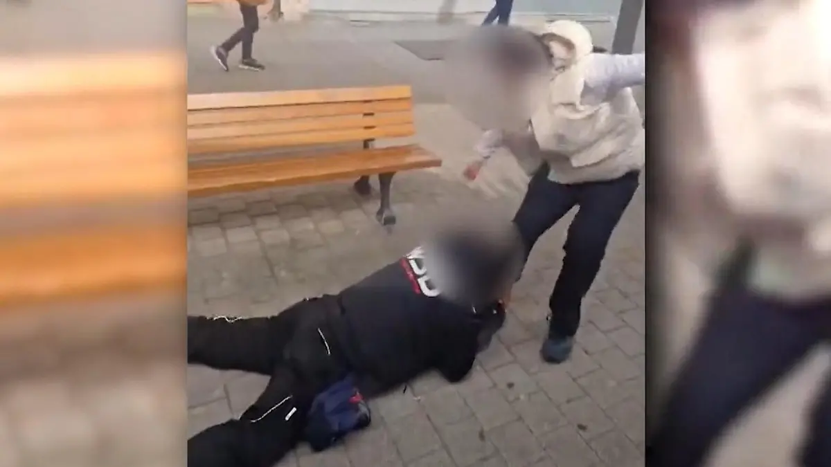 Schockierende Szenen zeigen Attacke auf Fahrkartenkontrolleur Von Passagieren angegriffen!