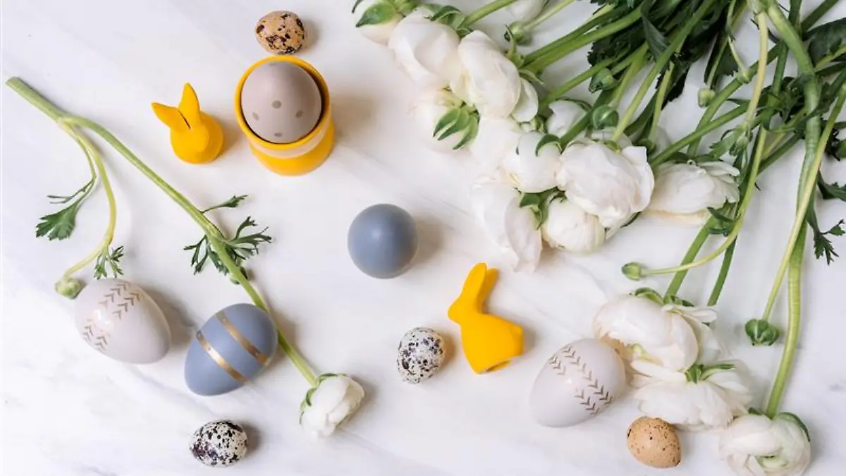 Ostereier und gelbe Hasen als Osterdekoration