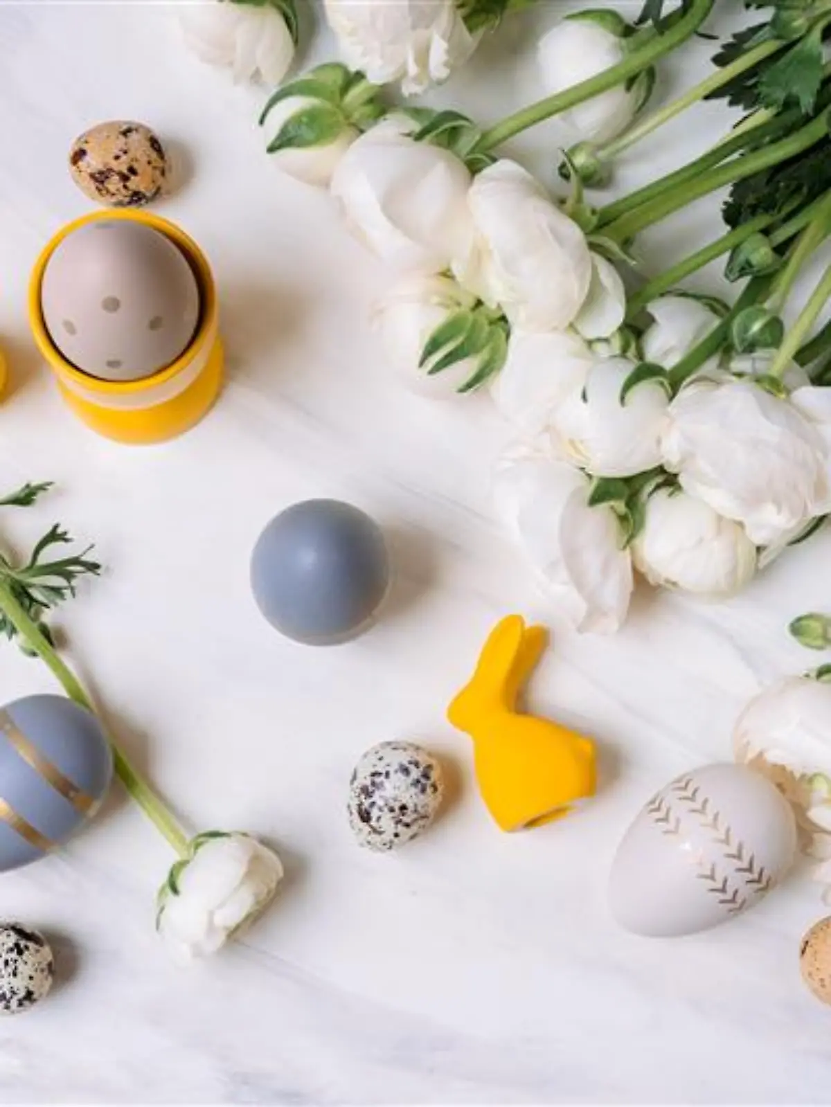 Ostereier und gelbe Hasen als Osterdekoration