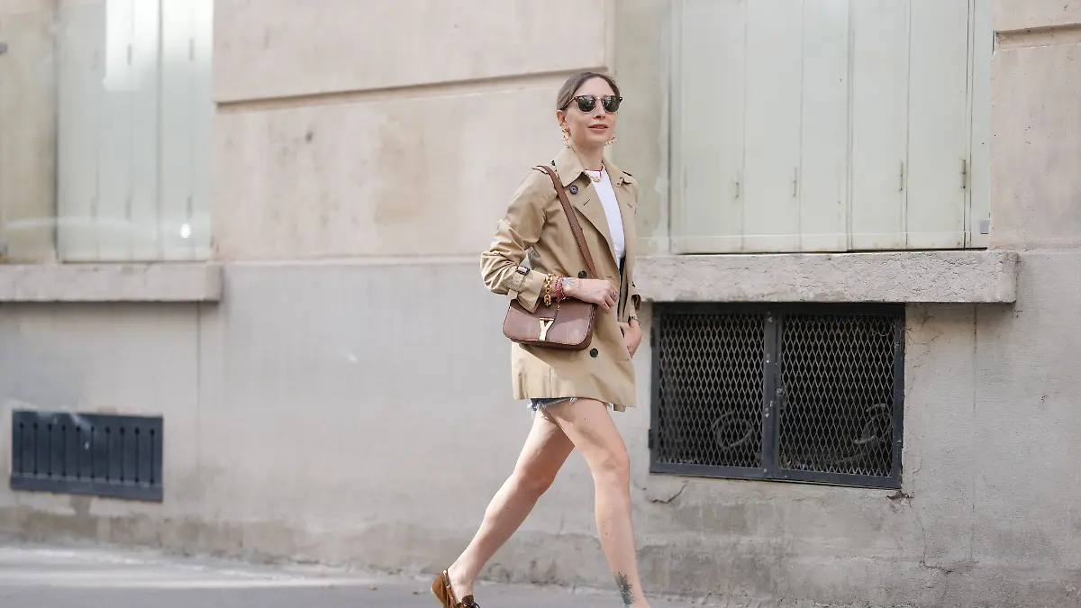 Frau mit Handtasche auf Gehweg