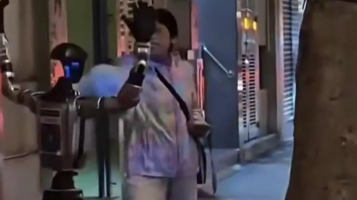 Frau (70) wird von Aggro-Roboter belästigt – Polizei nimmt ihn fest! Dann flippt sie aus