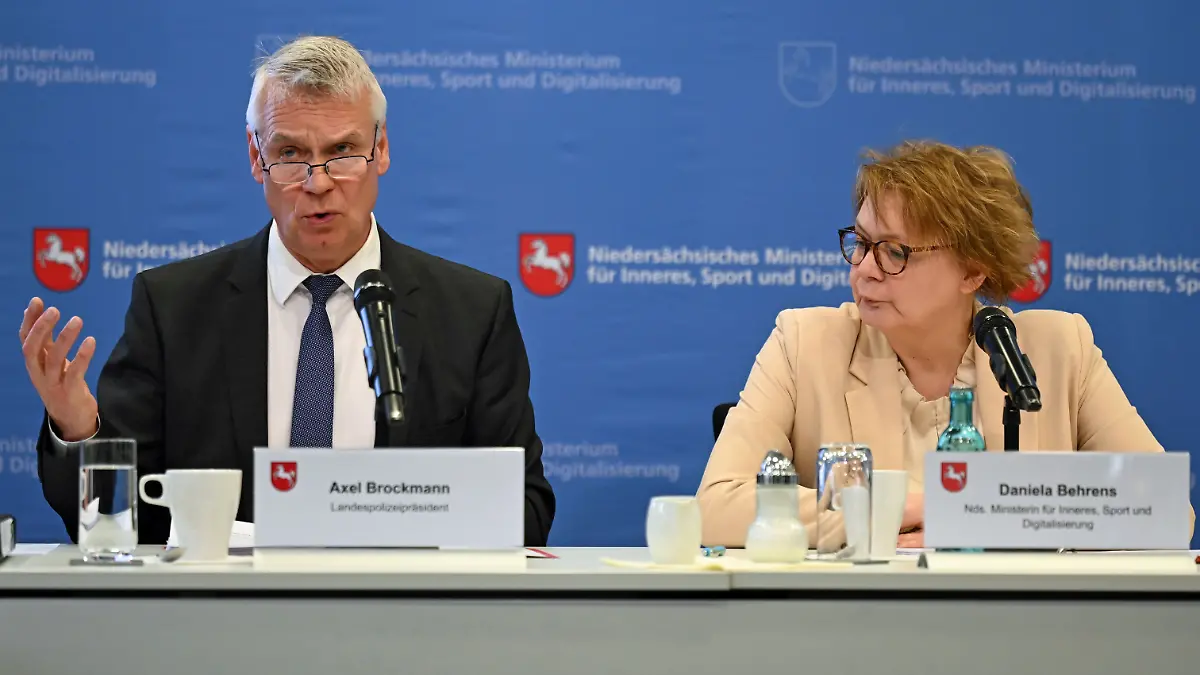 Polizeichef Axel Brockmann und Ministerin Daniela Behrens kündigen ein landesweites Waffenverbot im ÖPNV an. Der Trend bei der Messerkriminalität bereitet Sorge, insbesondere bei jungen Tätern.