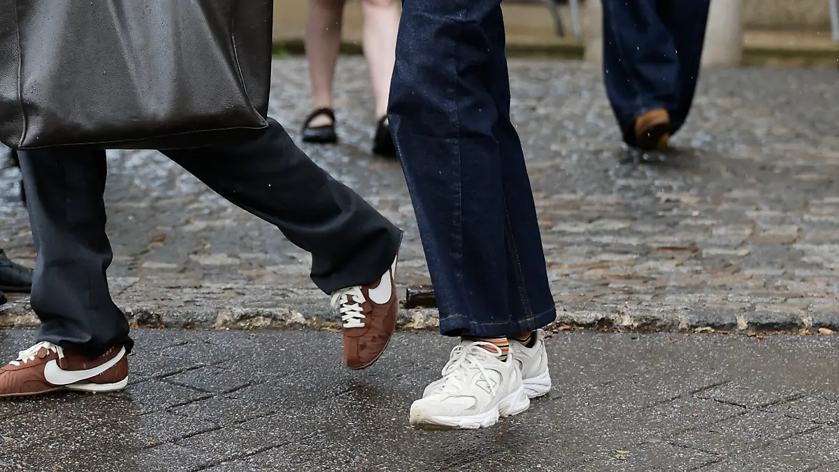 Frau mit hell blau gestreiften Pulli