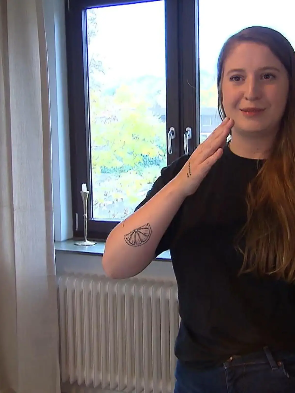 Bild zu: "Alles ist gedeckt: Wie meistert Alina den Moment vor dem Eintreffen ihrer Gäste?"