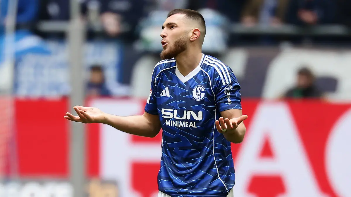 Gibt’s wieder Unverständnis bei S04 (hier Hasan Kuruçay)? Das Topspiel der 2. Bundesliga SV Darmstadt 98 gegen FC Schalke 04 seht ihr bei RTL live in TV und Stream