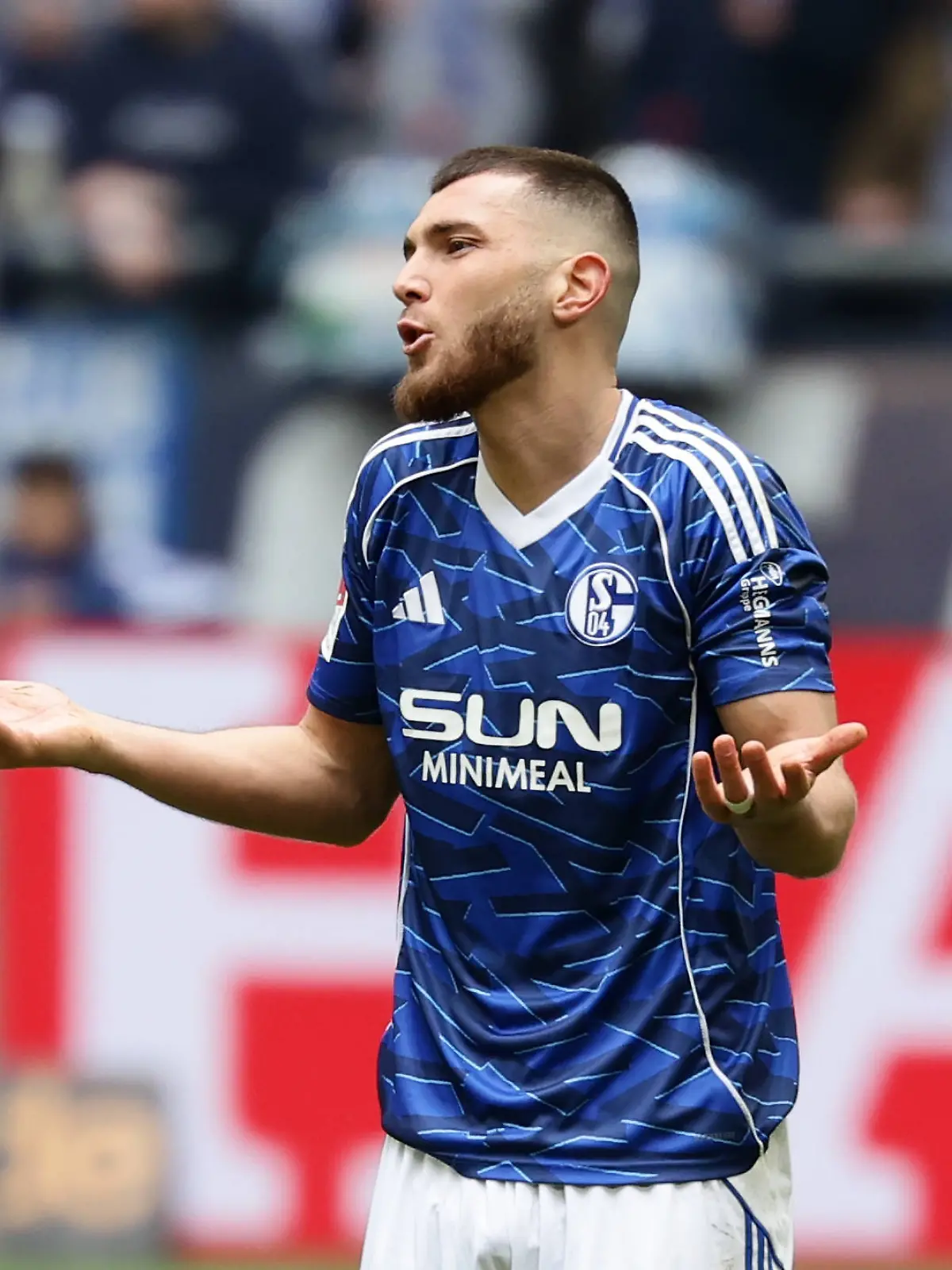 Gibt’s wieder Unverständnis bei S04 (hier Hasan Kuruçay)? Das Topspiel der 2. Bundesliga SV Darmstadt 98 gegen FC Schalke 04 seht ihr bei RTL live in TV und Stream