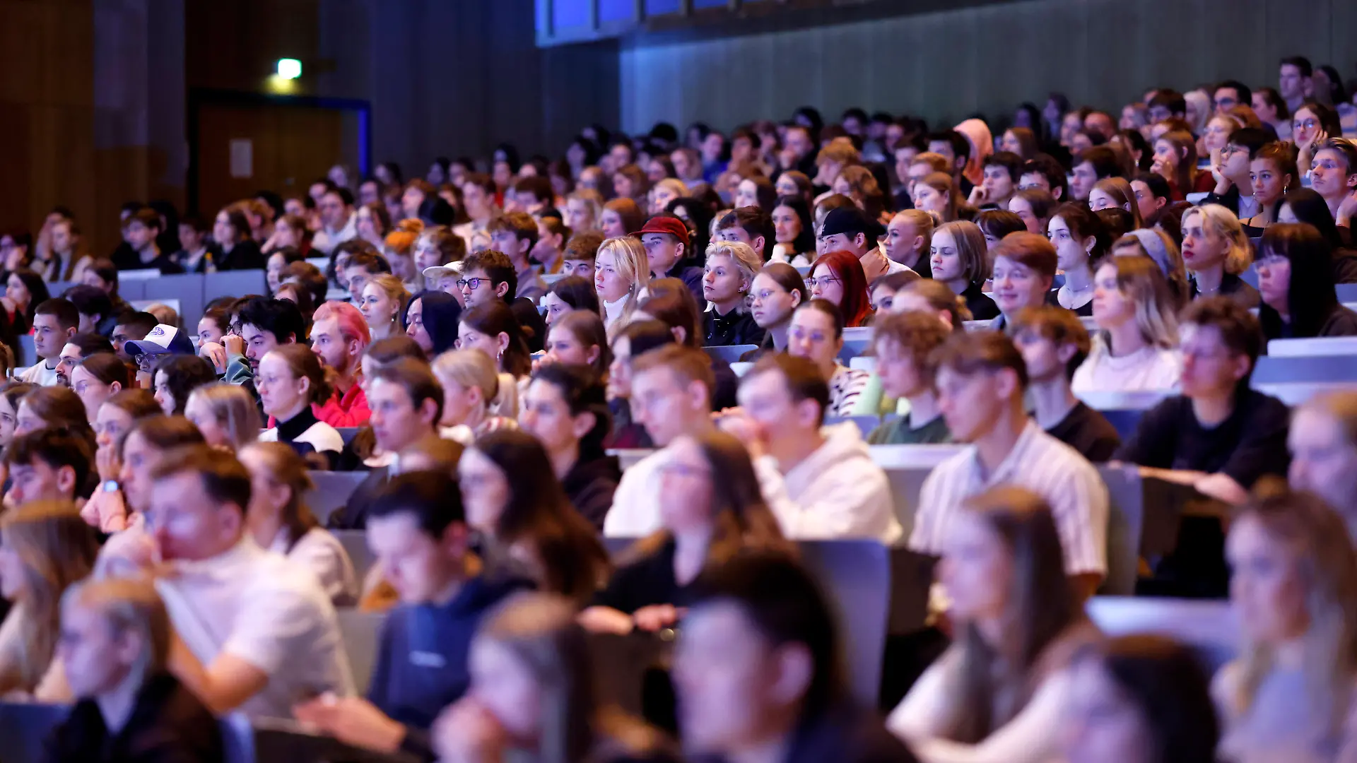 Studenten in einem Hörsaal.