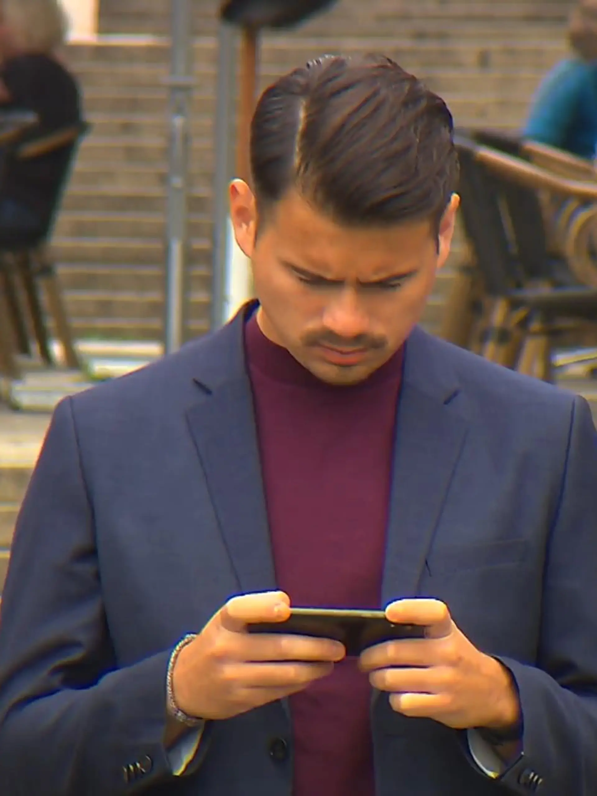RTL-Reporter Tim Ellrich will wissen, ob er zu viel Zeit am Handy verbringt. Ist er sogar Smartphone-süchtig?