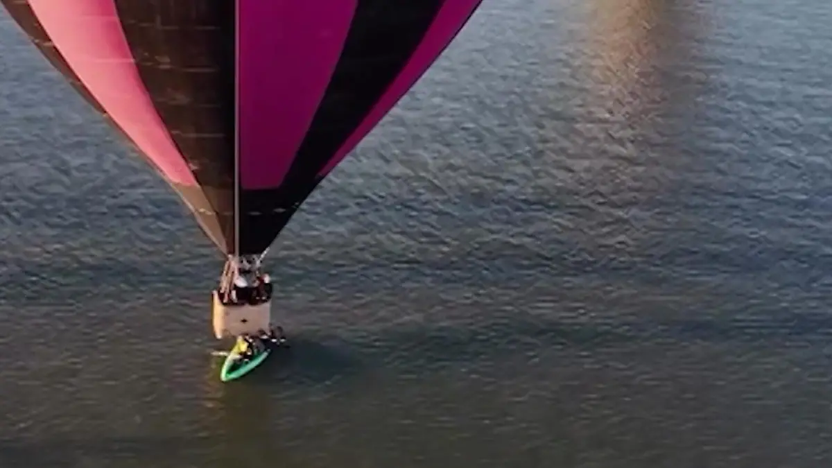 Ausweichen unmöglich! Heißluftballon rammt Kajak – Freunde klatschen ins Wasser Er kam schneller als erwartet