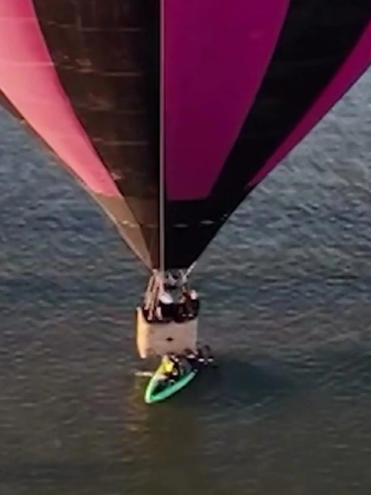 Bild zu: "Ausweichen unmöglich! Heißluftballon rammt Kajak – Freunde klatschen ins Wasser"