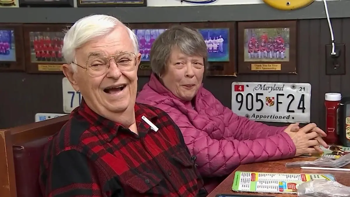 Rentner-Ehepaar muss wieder arbeiten – Fremde überrascht sie mit halber Million! Weil seiner Frau gekündigt wurde