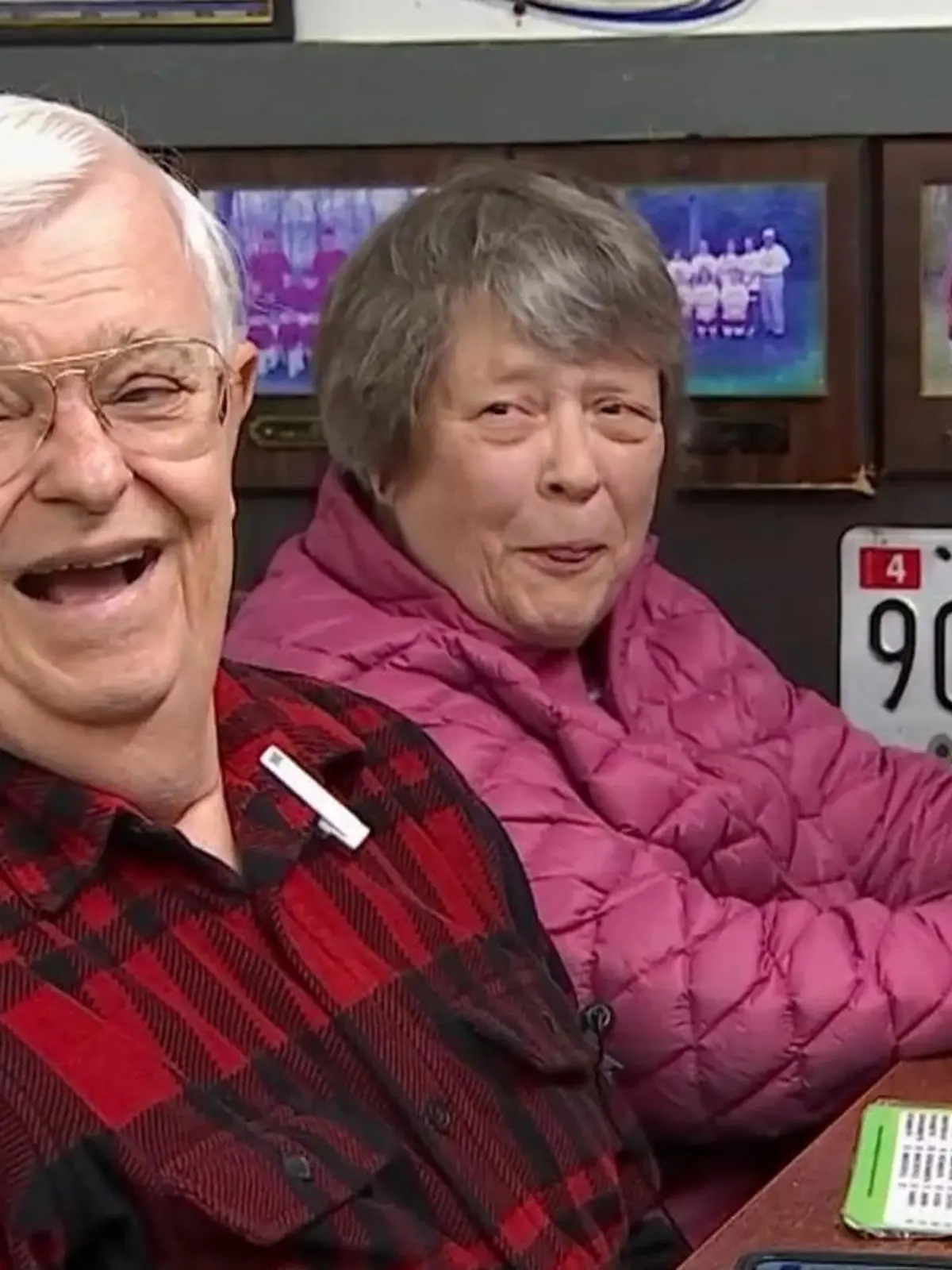 Bild zu: "Rentner-Ehepaar muss wieder arbeiten – Fremde überrascht sie mit halber Million!"