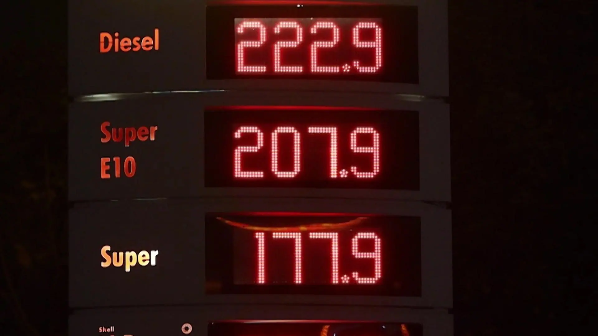 Ölkonzerne können ihre teuren Diesel- und Benzinpreise nicht erklären Dreiste Preistreiberei?