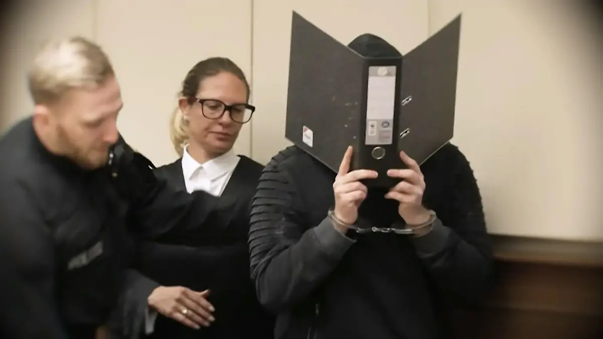 Tödliche Messerattacke auf Kollegin im Büro Bluttat nach Chat mit KI?