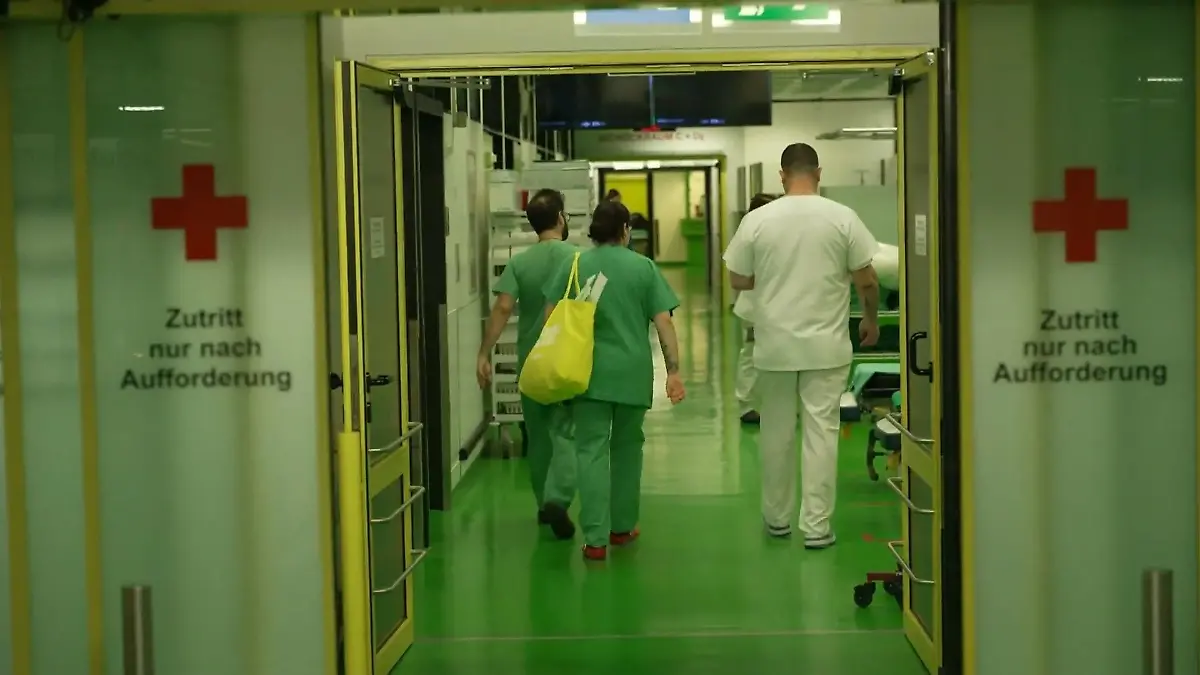 Ärzte und Pflegepersonal kämpfen um jedes Leben Notaufnahme im Dauerstress