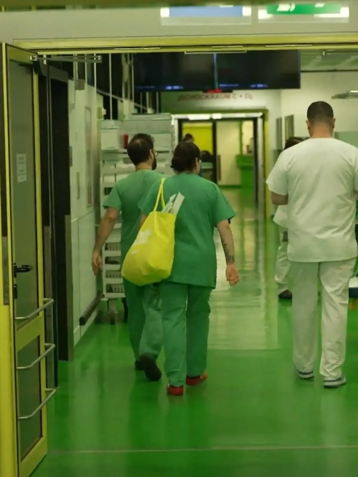 Bild zu: "Ärzte und Pflegepersonal kämpfen um jedes Leben"