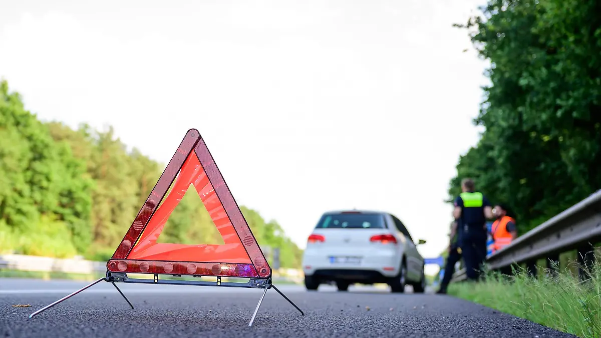 Streit nach Reifenplatzer: Ein Betroffener will den Schaden von der Versicherung ersetzt bekommen - doch die zahlt nicht. Es geht vor Gericht.