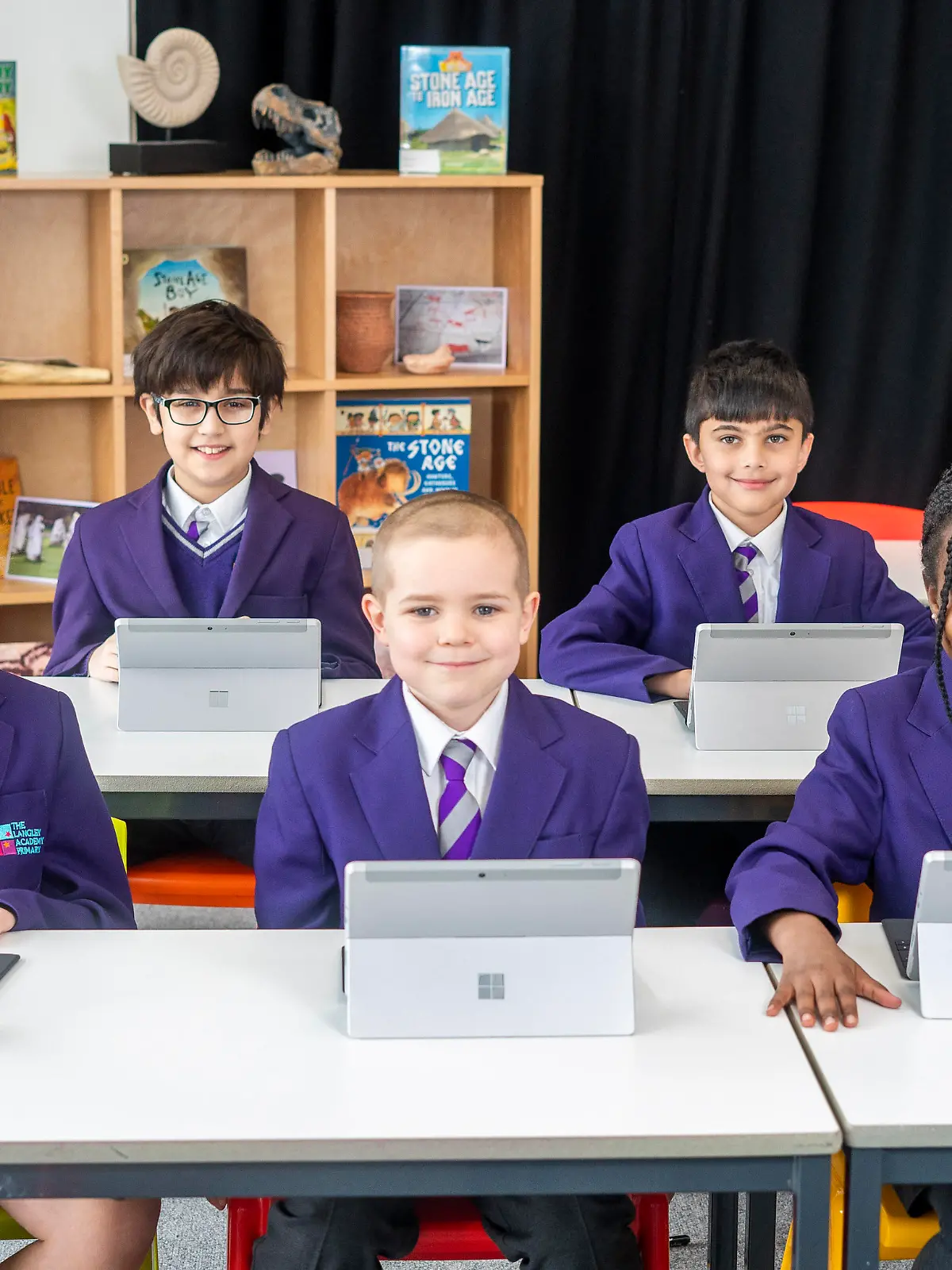 Kinder in Schuluniform im Klassenraum in England