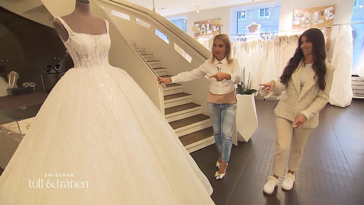 Antonella kennt sich im Getümmel der Brautkleider aus Erfahren und Bewandert