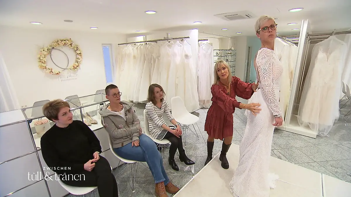 Manuela braucht ein extravagantes Modell Federn oder Boho?