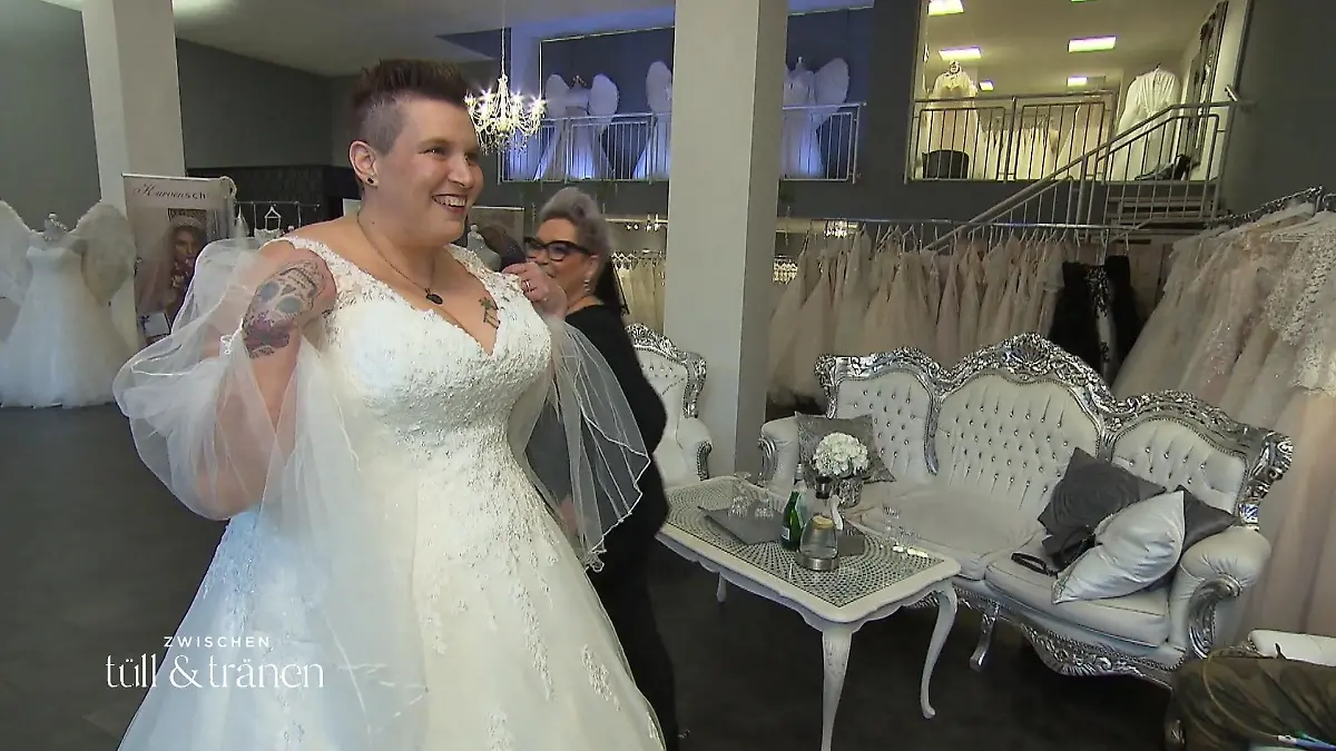 Gibt es ein "Ja" fürs Brautkleid von Bianca? Gespannt!