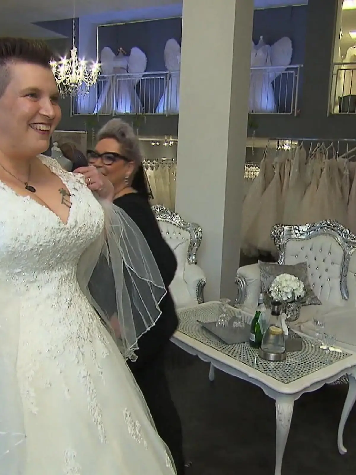 Bild zu: "Gibt es ein "Ja" fürs Brautkleid von Bianca?"