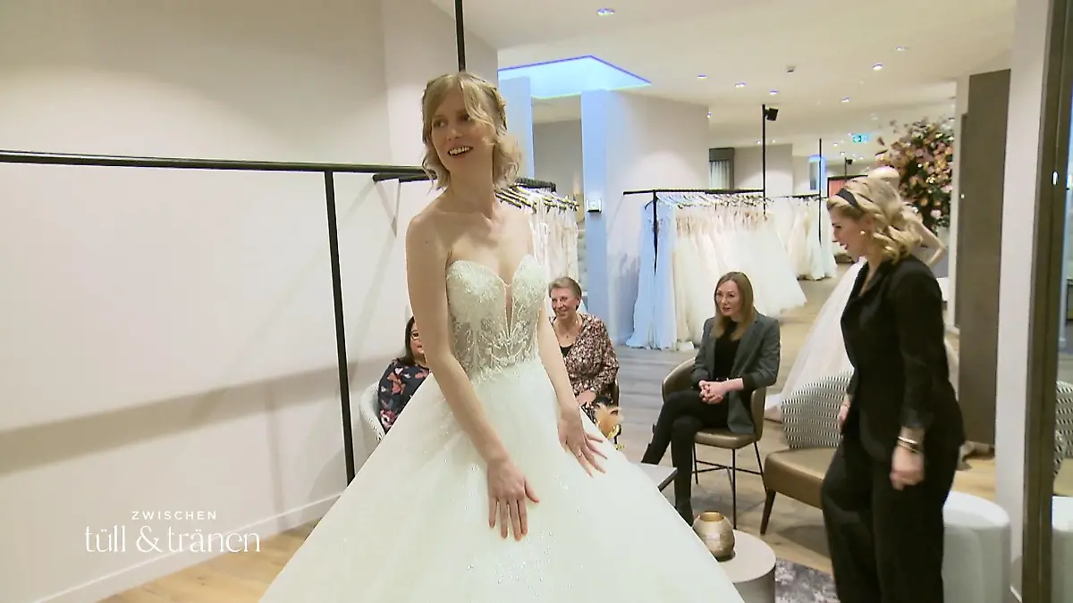 Ein echtes Prinzessinnengefühl beim ersten Kleid Farina ist hin und weg