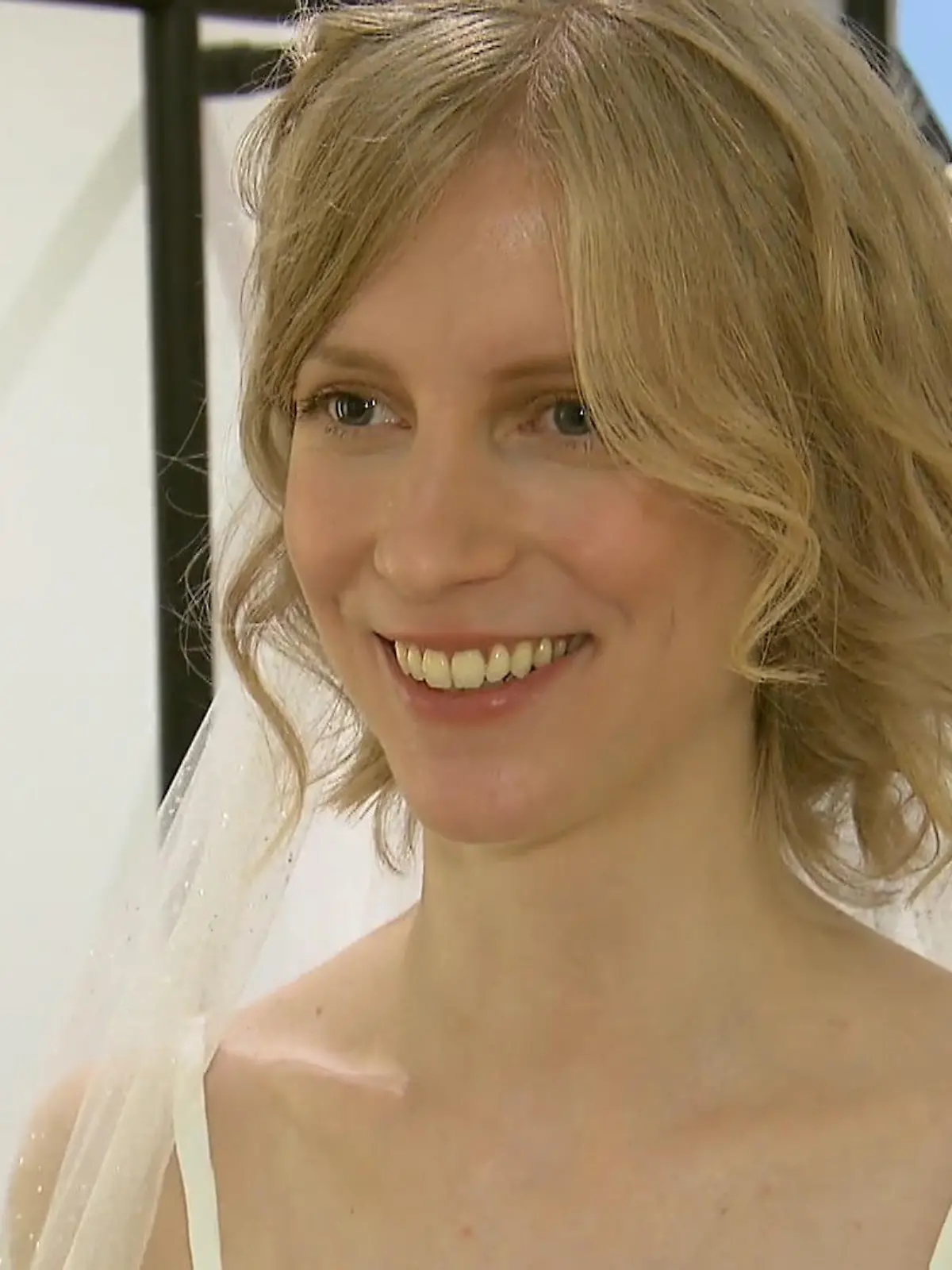 Bild zu: "Ein Kleid, wie für Farina gemacht"