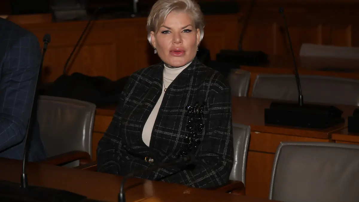 Melanie Müller und Rechtsanwalt Adrian Stahl beim Berufungsprozess wegen des Verwendens von Kennzeichen verfassungswidriger und terroristischer Organisationen vor dem Landgericht Leipzig. Die ehemalige RTL-Dschungelkönigin wehrt sich mit einer Berufung gegen ihre Verurteilung. Leipzig, 18.12.2025 Sonderkonditionen: Preisabsprache bei Titelverwendung erforderlich