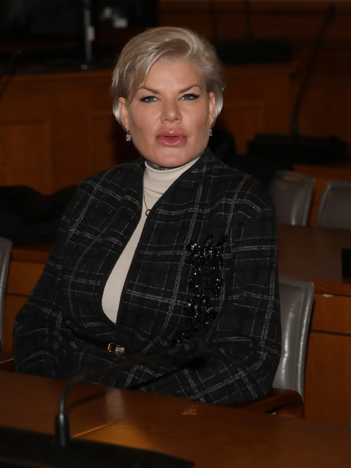 Melanie Müller und Rechtsanwalt Adrian Stahl beim Berufungsprozess wegen des Verwendens von Kennzeichen verfassungswidriger und terroristischer Organisationen vor dem Landgericht Leipzig. Die ehemalige RTL-Dschungelkönigin wehrt sich mit einer Berufung gegen ihre Verurteilung. Leipzig, 18.12.2025 Sonderkonditionen: Preisabsprache bei Titelverwendung erforderlich