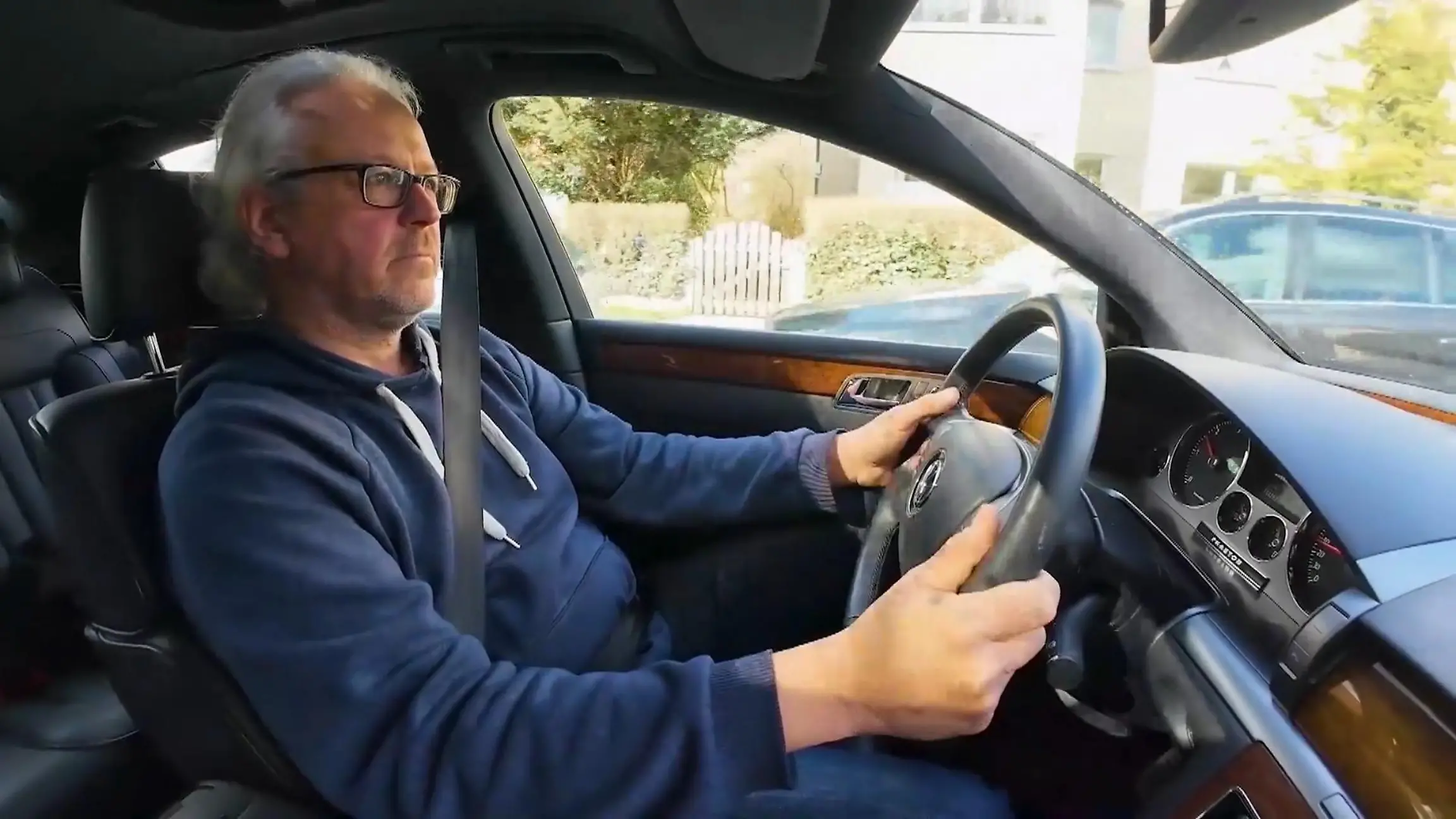 Um sein Auto schneller anzumelden – Lehrer zieht einfach um Neue Adresse für Friedrich Ach