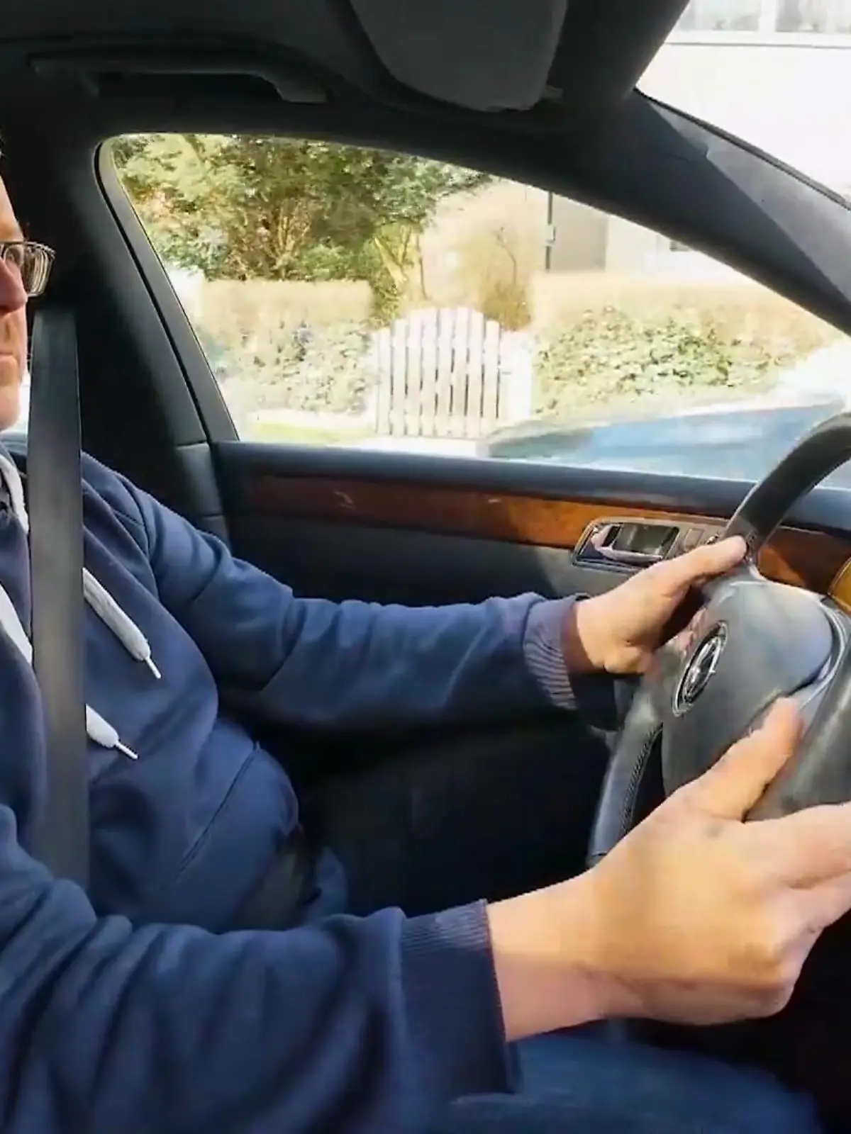 Bild zu: "Um sein Auto schneller anzumelden – Lehrer zieht einfach um"